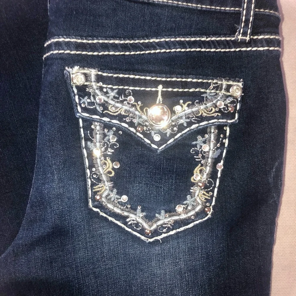 APT 9 Mid-Rise Dark Wash Crop Capri Stretch Jeans Rhinestone Accents Size 4/6 - Picture 2 of 7